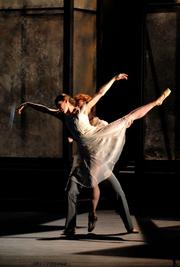 Leanne Benjamin & Steven McRea in 'The Fall of the House of Usher'(2006)©Karl Forster
